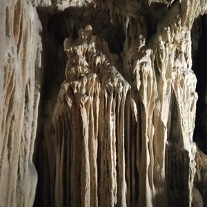 Cueva de Sfendoni, columna
