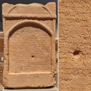 Estela funeraria en museo de Chania